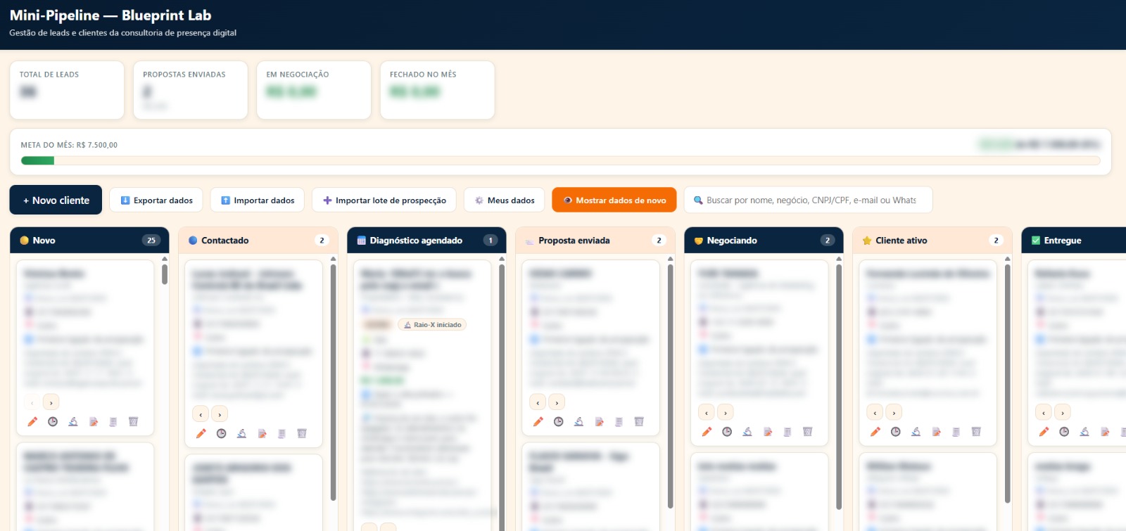 Mini-Pipeline em uso — quadro Kanban com leads reais (dados borrados por privacidade)